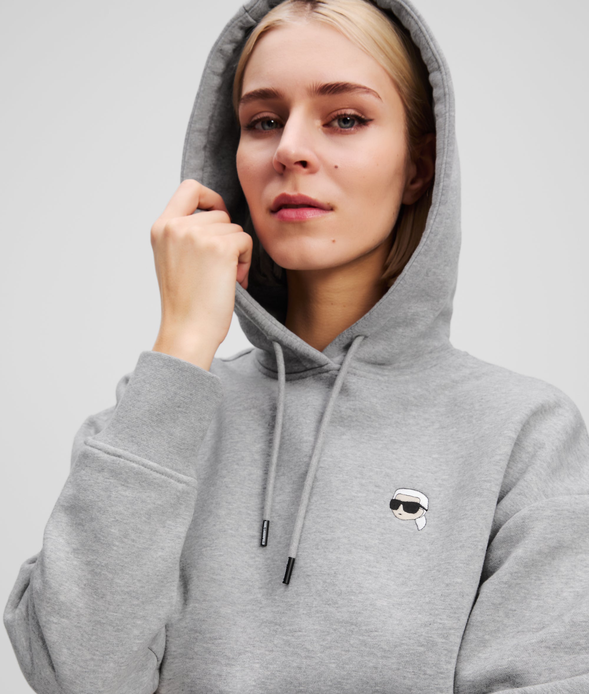 IKON PATCH CROPPED HOODIE - Image 3